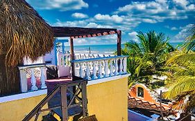 Casa Maya Lodge, Robinson Crusoe Life